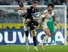 比赛中球员的闪耀表现获得全场掌声(球员们在赛场上展现)